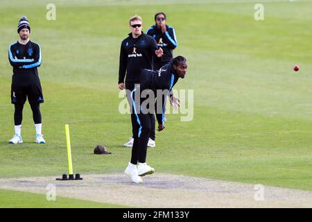 Il Jofra Archer di Sussex si riscalda prima del secondo giorno della partita al primo terreno della contea centrale, Hove. Data immagine: Mercoledì 5 maggio 2021. Vedere PA storia CRICKET Sussex. Il credito fotografico dovrebbe essere: Kieran Cleeves/PA Wire. Solo per uso editoriale. Nessun uso commerciale senza previo consenso scritto della BCE. Solo per l'uso di immagini fisse. Nessuna immagine in movimento per emulare la trasmissione. Nessuna rimozione o oscuramento dei logo degli sponsor. Foto Stock