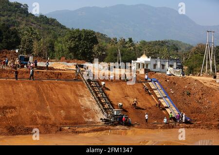 Lavoratori salariali giornalieri su una diga vicino a Seethampeta villaggio nel distretto di Srikakulam, Andhra Pradesh, India Foto Stock