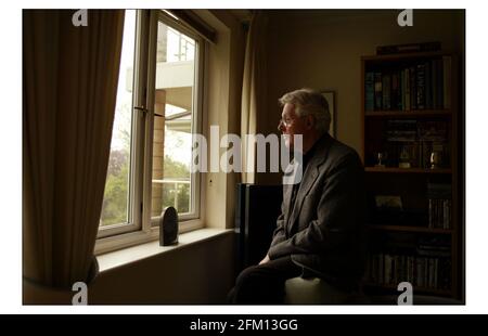 Michael Aspel a casa nella zona ovest di Londra.pic David Sandison 30/4/2004 Foto Stock