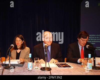 DA SINISTRA A DESTRA> Direttore finanziario Judy Boynton, Phillip Watts, Presidente del Comitato di amministratori delegati del gruppo Royal Dutch/Shell e Walter vande Vijver dello stesso.2 aprile 2002 foto Andy Paradise Foto Stock