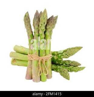 Fasci di punte fresche di asparagi crudi isolati su un bianco sfondo Foto Stock