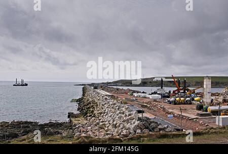 Il nuovo porto di Aberdeen cantiere maggio 2021 con un draga che lavora sul canale di ingresso Foto Stock