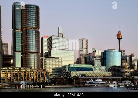 Tramonto sull'edificio della Macquarie Bank a Kings Wharf a Darling Porto di Sydney Australia Foto Stock