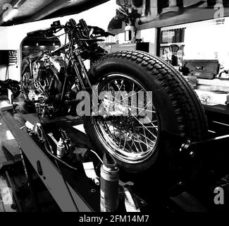 LIONE, FRANCIA - 22 aprile 2021: Motocicletta H vintage personalizzata sotto revisione in un garage in bianco e nero. Foto Stock