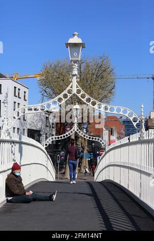 Guardando attraverso il ponte Ha'Penny a Dublino Foto Stock