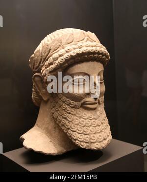 Testa di pietra calcarea bearded figura che indossa corona. 475-450 A.C. Cipro, Pyla. Calcare. British Museum. Londra. GBR. Foto Stock