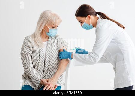 Paziente femminile senior vaccinato contro Covid-19 Foto Stock