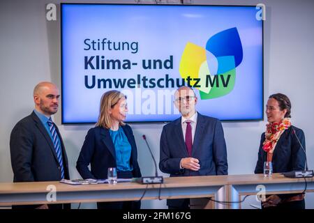 05 maggio 2021, Meclemburgo-Pomerania occidentale, Schwerin: Erwin Sellering (SPD, 2° da destra), ex primo ministro del Meclemburgo-Pomerania occidentale e presidente del consiglio di amministrazione della nuova Fondazione per la protezione del clima e dell'ambiente MV, Christin Klinger (r) Amministratore Delegato della Fondazione, Anke Rösler (2° da sinistra), portavoce della stampa, E Sebastian Kalden, (l) Citizen Participation Officer, rispondono alle domande dei rappresentanti dei media in occasione di una prima conferenza stampa. La fondazione, finanziata con i fondi del progetto del gasdotto Nord Stream, ha iniziato il suo lavoro. La fondazione h Foto Stock