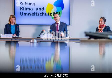 05 maggio 2021, Meclemburgo-Pomerania occidentale, Schwerin: Erwin Sellering (SPD, M), ex Ministro-Presidente del Meclemburgo-Pomerania occidentale e Presidente del Consiglio di Amministrazione della nuova Fondazione per la protezione del clima e dell'ambiente MV, Christin Klinger (r), Amministratore Delegato della Fondazione, e Anke Rösler (l), addetto stampa, rispondono alle domande dei rappresentanti dei media in una prima conferenza stampa. La fondazione, finanziata con i fondi del progetto di gasdotto Nord Stream, ha iniziato il suo lavoro. La fondazione avrà almeno un milione di euro a disposizione ogni anno per finanziare il progetto Foto Stock