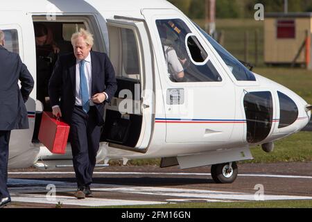 Wolverhampton Halfpenny Green Airport, Regno Unito, 5 maggio 2021. Il primo ministro Boris Johnson sbarca dal suo elicottero per una visita nel Paese Nero l'ultimo giorno della campagna elettorale in vista delle elezioni del Consiglio locale di giovedì in Inghilterra. Dall'aeroporto di Wolverhampton, il primo ministro si dirigeva verso Stourbridge, dove si univa al sindaco Andy Street delle West Midlands per un giro in bicicletta sul canale e per la distribuzione di volantini promozionali. Credit: Paul Bunch / Alamy Live News. Foto Stock