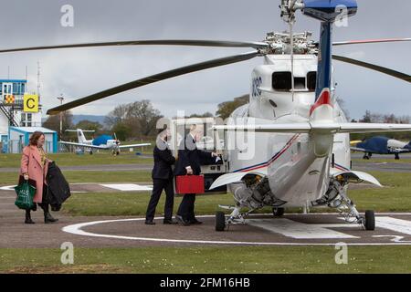 Wolverhampton Halfpenny Green Airport, Regno Unito, 5 maggio 2021. Il primo ministro Boris Johnson sale a bordo del suo elicottero dopo una visita in volo nel Paese Nero l'ultimo giorno di campagna elettorale in vista delle elezioni del Consiglio locale di giovedì in Inghilterra. Il primo ministro è tornato da Stourbridge, dove prima era entrato a far parte del sindaco Andy Street delle West Midlands per un giro in bicicletta sul canale e ha aiutato a distribuire i volantini delle campagne. Credit: Paul Bunch / Alamy Live News Foto Stock