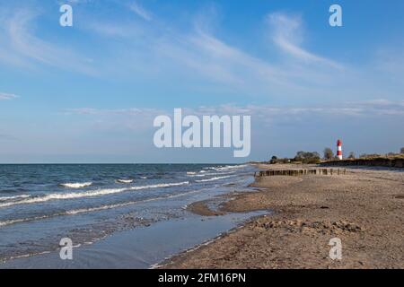 spiaggia e faro, Falshöft, Gelting Bay, Schleswig-Holstein, Germania Foto Stock