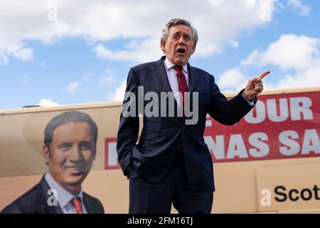 Glasgow, Scozia, Regno Unito. 5 maggio 2021. Il leader laburista scozzese Anas Sarwar e l'ex primo ministro Gordon Brown appaiono oggi alla vigilia del raduno della campagna di drive-in dei sondaggi a Glasgow. Gordon Brown durante il suo discorso. Iain Masterton/Alamy Live News Foto Stock