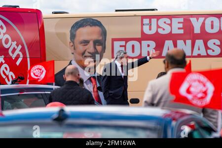 Glasgow, Scozia, Regno Unito. 5 maggio 2021. Il leader laburista scozzese Anas Sarwar e l'ex primo ministro Gordon Brown appaiono oggi alla vigilia del raduno della campagna di drive-in dei sondaggi a Glasgow. Iain Masterton/Alamy Live News Foto Stock