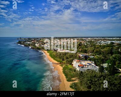 Antenna delle case sul lungomare, tra cui la 'Glass House' a Kellys Beach Bargara Queensland Australia Foto Stock