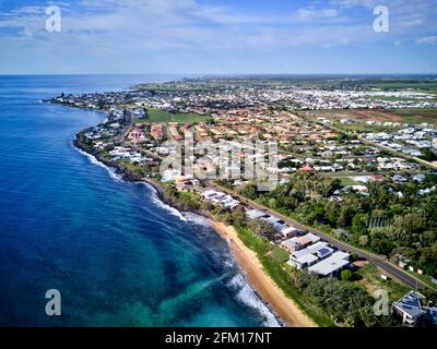 Aerea delle case con fonte d'acqua lungo Kellys Beach Bargara Queensland Australia Foto Stock