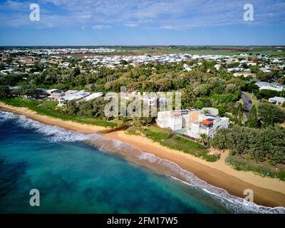 Antenna delle case sul lungomare, tra cui la 'Glass House' a Kellys Beach Bargara Queensland Australia Foto Stock