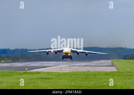 Hoersching, austria, 02 maggio 2021, antonov AN-124, UR-82027, partenza dall'aeroporto di linz Foto Stock