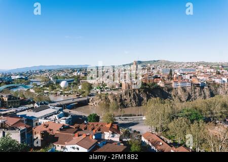 Tbilisi, Georgia. Vista panoramica di Tbilisi con le attrazioni e la città vecchia. Concetto di viaggio in Georgia. Foto di alta qualità Foto Stock