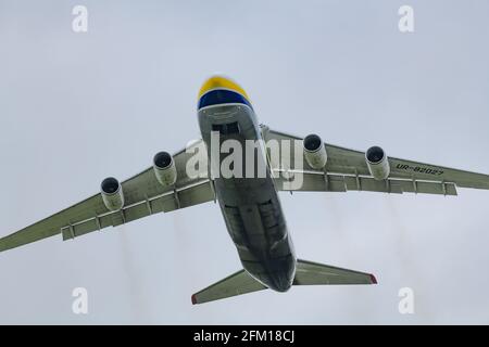 Hoersching, austria, 02 maggio 2021, antonov AN-124, UR-82027, partenza dall'aeroporto di linz Foto Stock