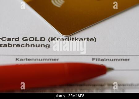 Dresda, Germania. 19 Apr 2021. Una penna a sfera e una carta di credito sono a pagamento con carta di credito. Credit: Robert Michael/dpa-Zentralbild/dpa/Alamy Live News Foto Stock