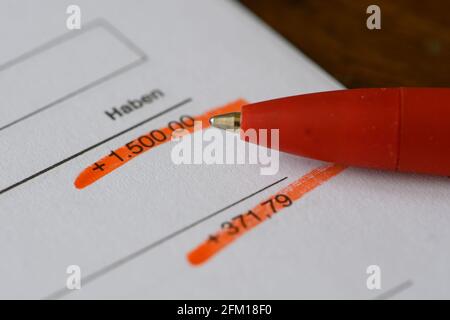 Dresda, Germania. 19 Apr 2021. Le ricevute in contanti possono essere lette su un estratto conto bancario. Credit: Robert Michael/dpa-Zentralbild/dpa/Alamy Live News Foto Stock