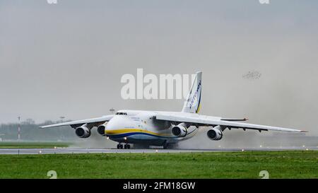 Hoersching, austria, 02 maggio 2021, antonov AN-124, UR-82008 atterrando all'aeroporto di linz Foto Stock