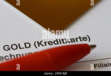 Dresda, Germania. 19 Apr 2021. Una penna a sfera e una carta di credito sono a pagamento con carta di credito. Credit: Robert Michael/dpa-Zentralbild/dpa/Alamy Live News Foto Stock