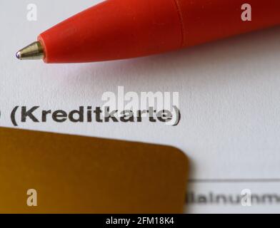 Dresda, Germania. 19 Apr 2021. Una penna a sfera e una carta di credito sono a pagamento con carta di credito. Credit: Robert Michael/dpa-Zentralbild/dpa/Alamy Live News Foto Stock