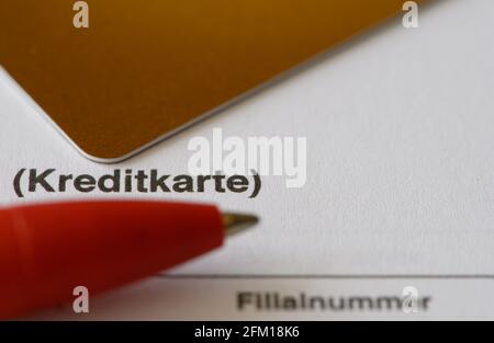 Dresda, Germania. 19 Apr 2021. Una penna a sfera e una carta di credito sono a pagamento con carta di credito. Credit: Robert Michael/dpa-Zentralbild/dpa/Alamy Live News Foto Stock