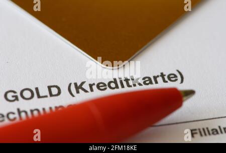 Dresda, Germania. 19 Apr 2021. Una penna a sfera e una carta di credito sono a pagamento con carta di credito. Credit: Robert Michael/dpa-Zentralbild/dpa/Alamy Live News Foto Stock