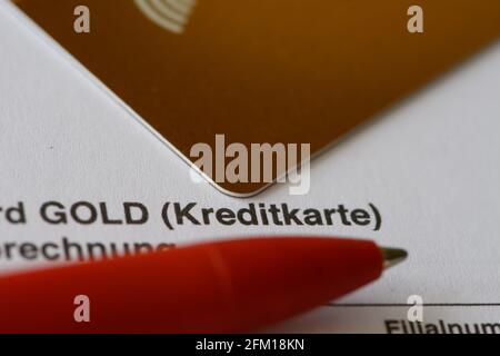 Dresda, Germania. 19 Apr 2021. Una penna a sfera e una carta di credito sono a pagamento con carta di credito. Credit: Robert Michael/dpa-Zentralbild/dpa/Alamy Live News Foto Stock