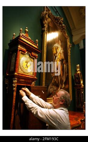 La prima mostra su King George III e Queen Charlotte si apre alla Queens Gallery di Buckingham Palace. Robert Ball il creatore di orologi Queens con l'orologio di equazione di Thomas Tompion che corre per 390 giorni su un singolo avvolgimento ed è controllato da un peso di 86 lb.pic David Sandison 25/3/2004 Foto Stock