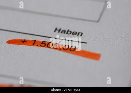 Dresda, Germania. 19 Apr 2021. Su un estratto conto potete leggere il 'credito' e il valore di più 1.500, 00 Euro. Credit: Robert Michael/dpa-Zentralbild/dpa/Alamy Live News Foto Stock