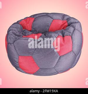 Morbida poltrona lilla rosa a forma di pallone da calcio su uno sfondo isolato. rendering 3d Foto Stock