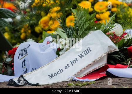 Colonia, Germania. 05 maggio 2021. Vista della tomba di Willi Herren al cimitero di Melaten. L'attore e cantante Willi Herren era morto il 20 aprile. Credit: Rolf Vennenbernd/dpa/Alamy Live News Foto Stock