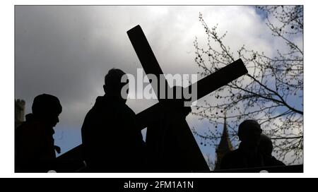 La marcia anuale della Crocifissione tra la sala centrale metodista e Westminster Cathederal....la croce è stata portata dalla gente dal passaggio (lavorando con i senzatetto) la donna che ha portato la croce al ritorno all'Abbazia di Westminster è stata Sr Ellen Flynn DC, direttore del Passage.pic David Sandison 9/4/2004 Foto Stock