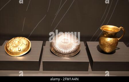 Periodo achemenide. Tesoro di Oxus. 500-300 A.C. La caraffa e due ciotole. Oro e argento . Takht-i Kuwad. Tagikistan. British Museum. Foto Stock