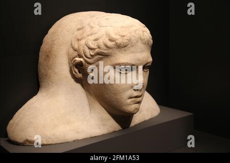 Testa dal coperchio di un marmo, sarcofago con volto in stile greco ma di tipo fenicio. Sidon, Libano. 5°-3° a.C. British Museum. Londra. Foto Stock