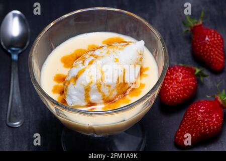 Uova innevate e ricetta di crema su sfondo nero Foto Stock