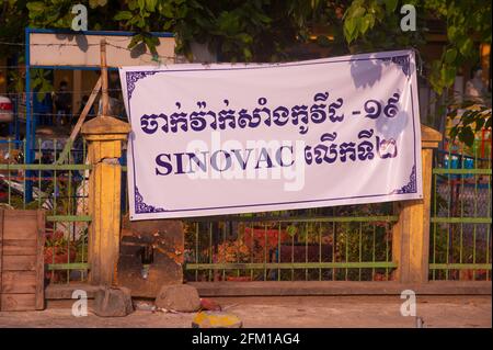 Phnom Penh, Cambogia. 5 maggio 2021. Il governo cambogiano sta cercando di vaccinare ogni persona che vive in una zona rossa. Qui, un sito di vaccinazione in una scuola mostra un banner, sia in inglese che in Khmer, che dice che è possibile ottenere il vaccino cinese, SINOVAC. Il governo ha deciso di sollevare il blocco nella maggior parte di Phnom Penh a mezzanotte del 5 maggio dopo 3 settimane di chiusura totale della città. Alcune zone rosse avranno ancora restrizioni a causa dell'aumento COVID - 19. Credito: Kraig Lieb / Alamy Live News Foto Stock