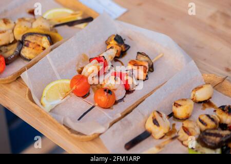 Primo piano - capesante e gamberi cotti, gamberi in scatole di carta - cibo di strada Foto Stock