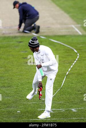 Il Jofra Archer di Sussex effettua misurazioni durante il secondo giorno della partita al 1° terreno della contea centrale, Hove. Data immagine: Mercoledì 5 maggio 2021. Vedere PA storia CRICKET Sussex. Il credito fotografico dovrebbe essere: Kieran Cleeves/PA Wire. Solo per uso editoriale. Nessun uso commerciale senza previo consenso scritto della BCE. Solo per l'uso di immagini fisse. Nessuna immagine in movimento per emulare la trasmissione. Nessuna rimozione o oscuramento dei logo degli sponsor. Foto Stock