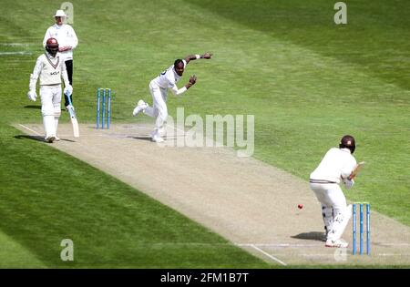 Le ciotole Jofra Archer di Sussex durante il secondo giorno della partita al 1° terreno della contea centrale, Hove. Data immagine: Mercoledì 5 maggio 2021. Vedere PA storia CRICKET Sussex. Il credito fotografico dovrebbe essere: Kieran Cleeves/PA Wire. Solo per uso editoriale. Nessun uso commerciale senza previo consenso scritto della BCE. Solo per l'uso di immagini fisse. Nessuna immagine in movimento per emulare la trasmissione. Nessuna rimozione o oscuramento dei logo degli sponsor. Foto Stock