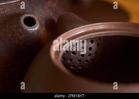 Cerimonia cinese del tè gong fu cha. Messa a fuoco selettiva. Due teapots cinesi di argilla di yixing viola fatti a mano per shu pu erh tè rosso tè nero o oolong Foto Stock