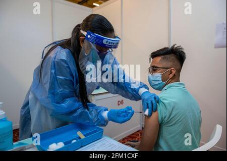 Kuala Lumpur, Malesia. 5 maggio 2021. Un uomo riceve una dose del vaccino COVID-19 presso un centro di vaccinazione COVID-19 a Kuala Lumpur, Malesia, 5 maggio 2021. La Malesia ha segnalato 3,744 nuove infezioni COVID-19, il Ministero della Salute ha detto Mercoledì, portando il totale nazionale a 424,376. Credit: Chong Voon Chung/Xinhua/Alamy Live News Foto Stock