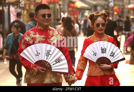 Pechino, Cina. 05 maggio 2021. Sposi cinesi vestiti con abiti da sposa tradizionali posano per le foto in un vecchio vicolo dello shopping a Pechino mercoledì 5 maggio 2021. La Cina ha assistito ad un numero costantemente crescente di divorzi e ad un numero decrescente di matrimoni nell'ultimo decennio, con il rapporto divorzio-a-matrimonio che ha colpito 45 per cento nel 2020, secondo il Ministero degli Affari civili. Più del 73 per cento dei casi di divorzio nel 2017 sono stati portati da donne. Foto di Stephen Shaver/UPI Credit: UPI/Alamy Live News Foto Stock