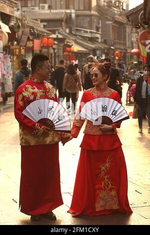 Pechino, Cina. 05 maggio 2021. Sposi cinesi vestiti con abiti da sposa tradizionali posano per le foto in un vecchio vicolo dello shopping a Pechino mercoledì 5 maggio 2021. La Cina ha assistito ad un numero costantemente crescente di divorzi e ad un numero decrescente di matrimoni nell'ultimo decennio, con il rapporto divorzio-a-matrimonio che ha colpito 45 per cento nel 2020, secondo il Ministero degli Affari civili. Più del 73 per cento dei casi di divorzio nel 2017 sono stati portati da donne. Foto di Stephen Shaver/UPI Credit: UPI/Alamy Live News Foto Stock