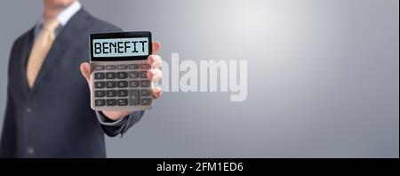 Calcolatrice con la parola vantaggio sul display. Concetto di denaro, finanza e business. Uomo d'affari mostra la calcolatrice con il vantaggio delle parole sullo schermo Foto Stock