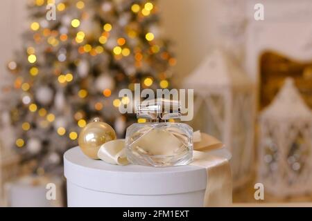 Bottiglie di profumo generico in un set regalo su sfondo natalizio Foto Stock
